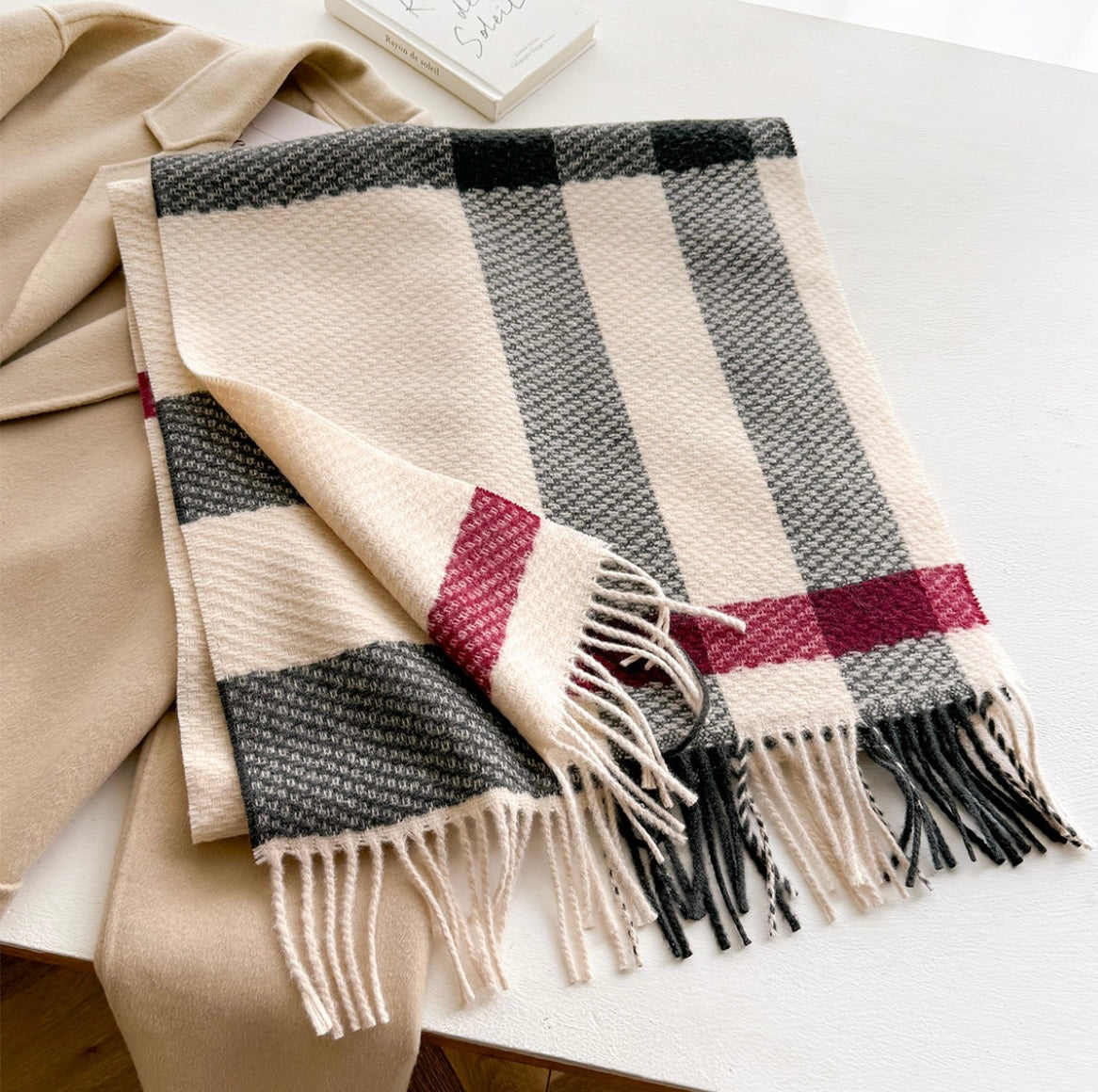 Echape en laine motifs tartan british beige noir rayure rouge franges