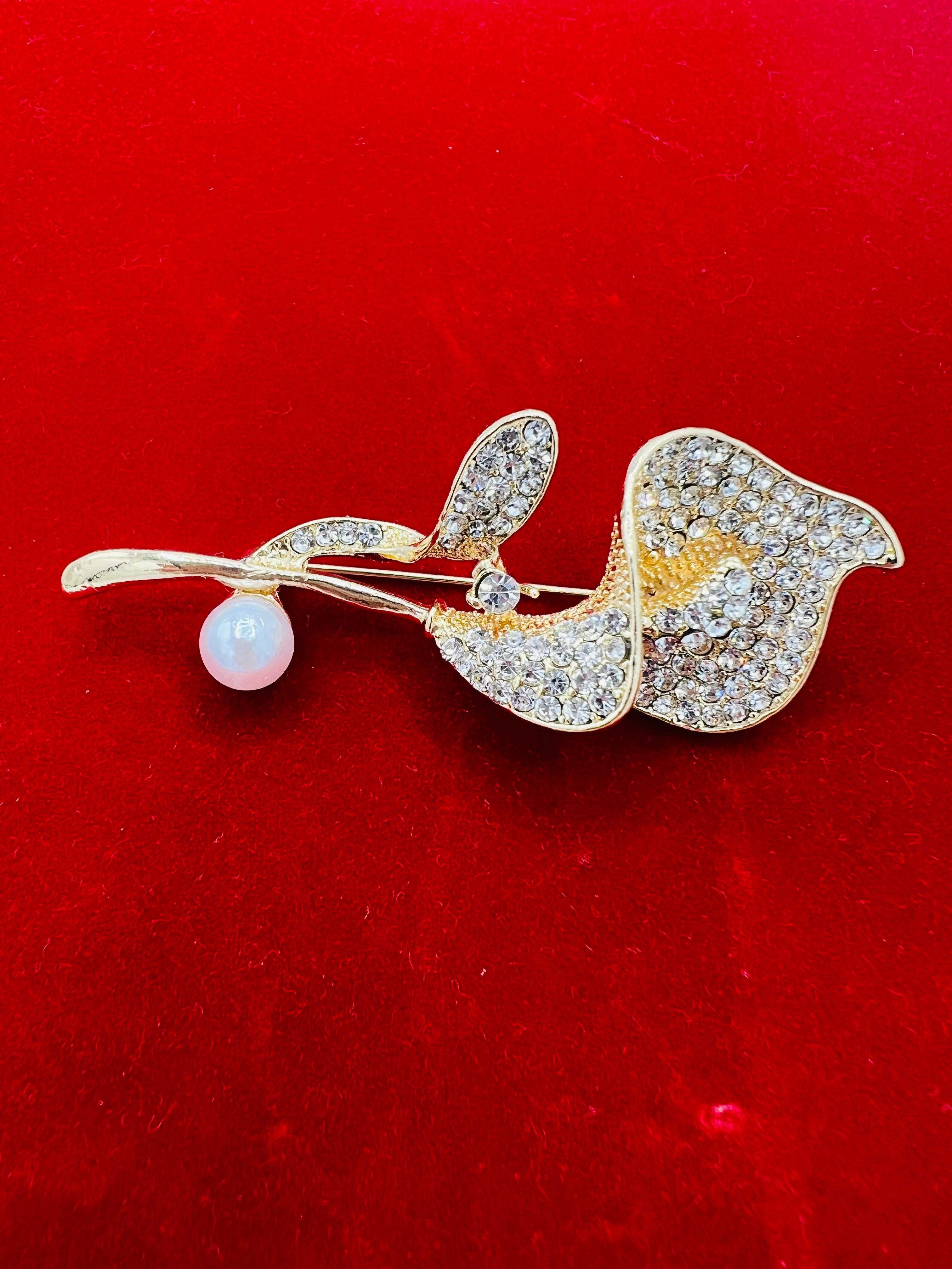 Broche fleur doré strass perle