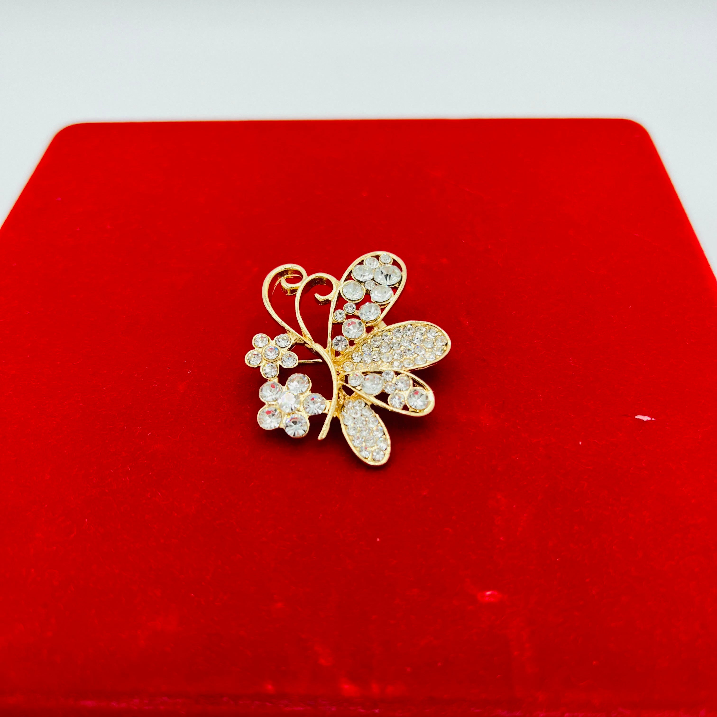 Broche papillon fleurs doré strass