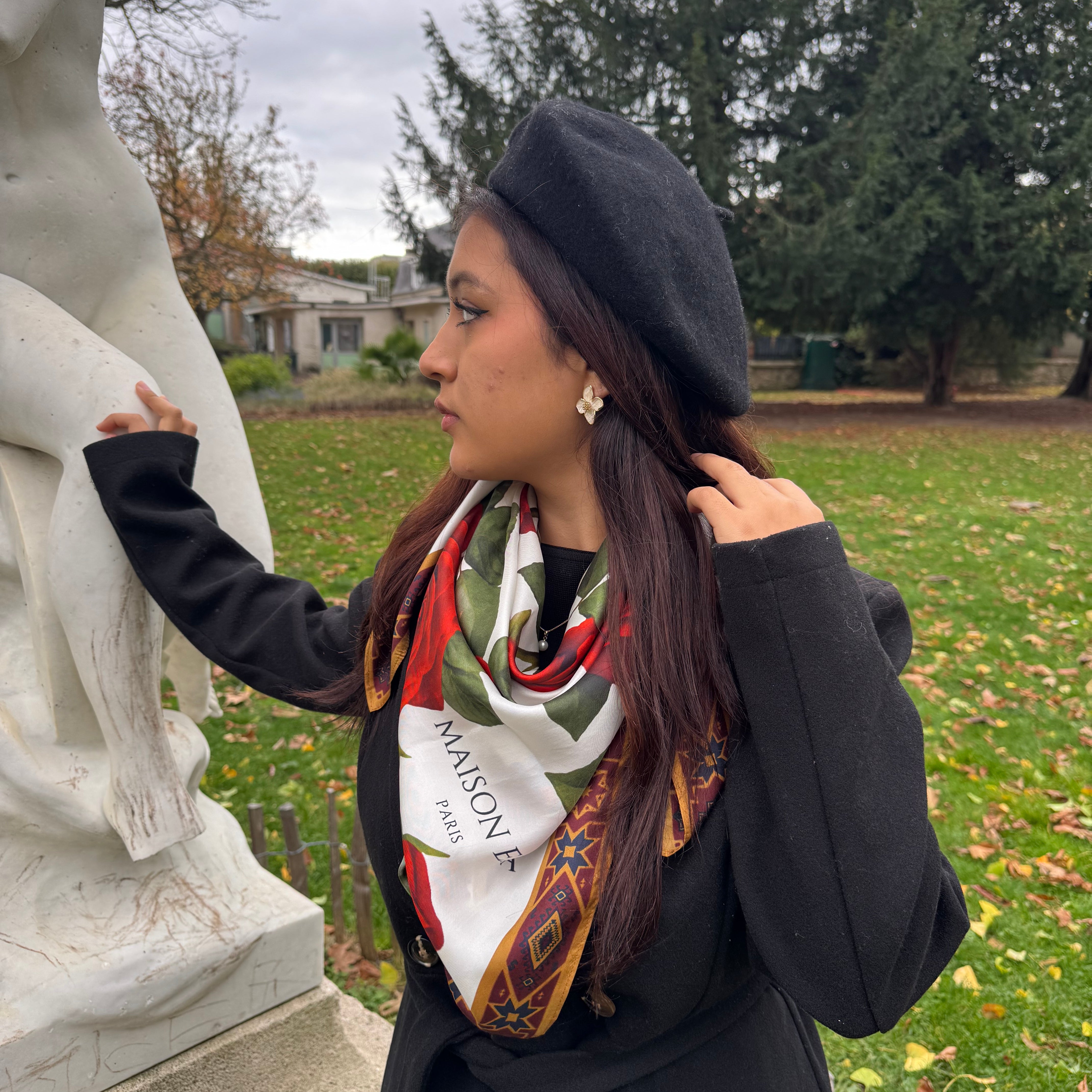 béret noir cheveux longs