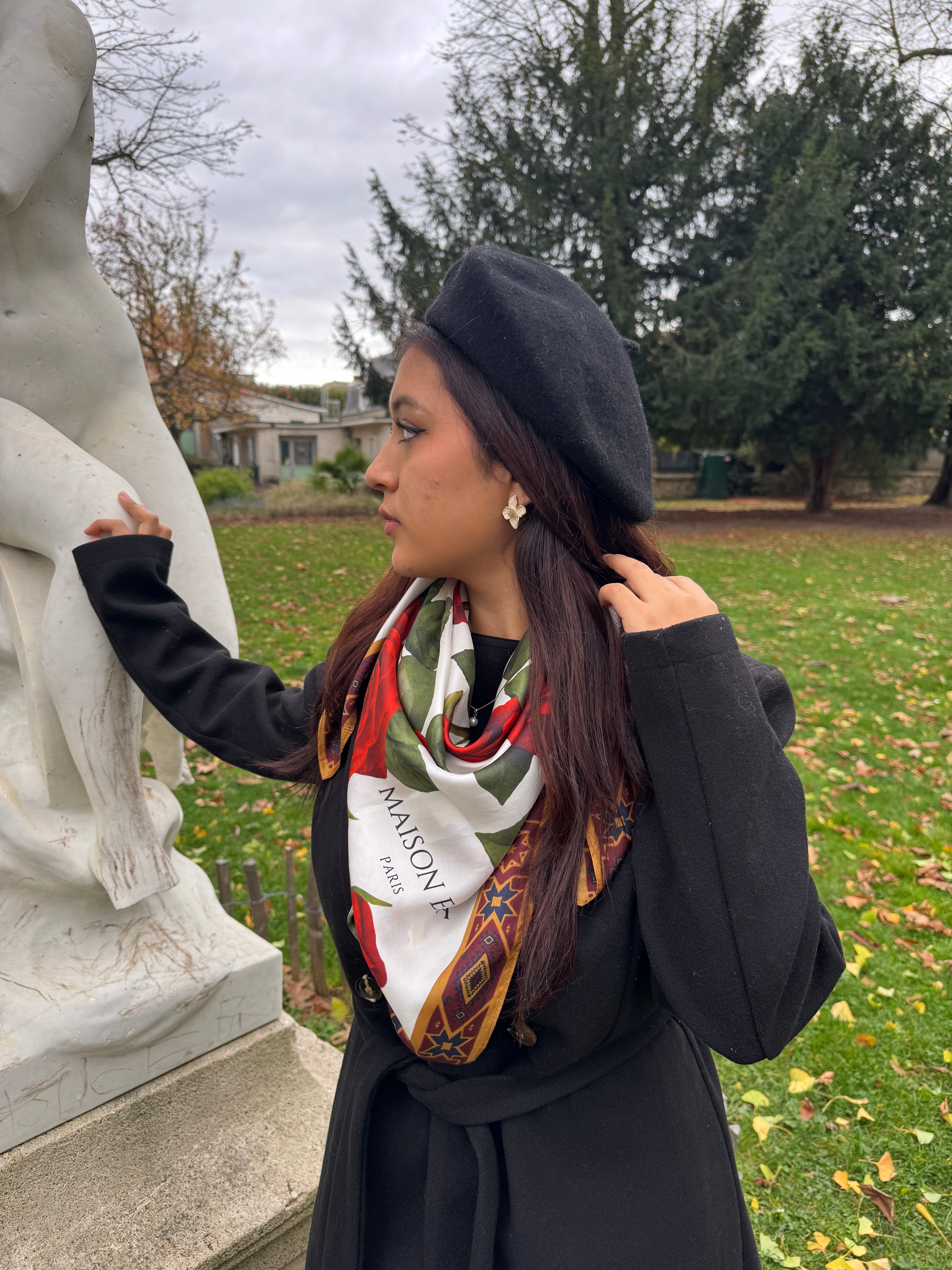 béret noir cheveux longs