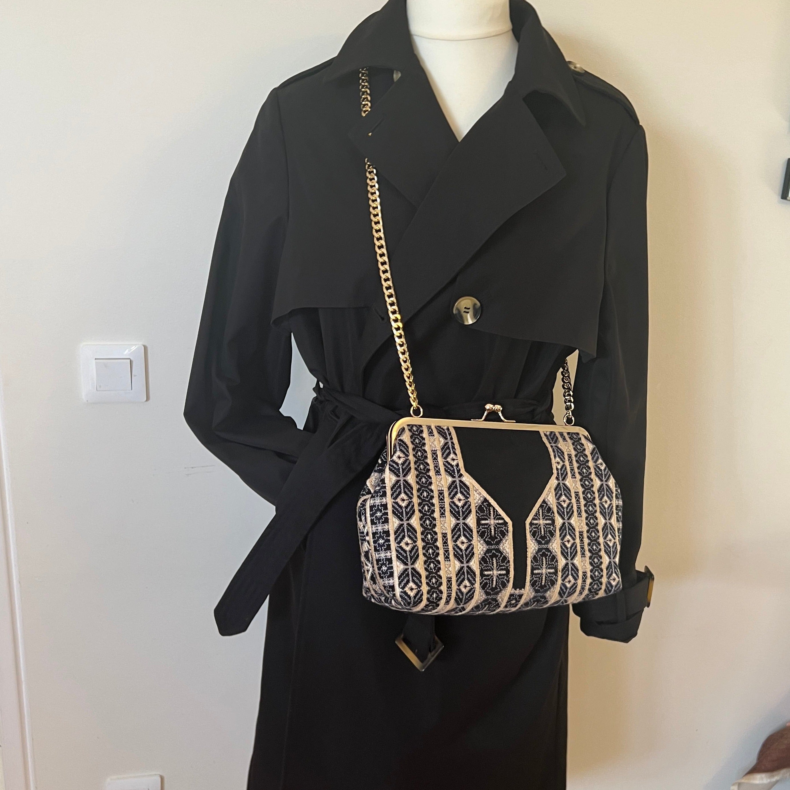 Sac à main artisanal chic trench noir