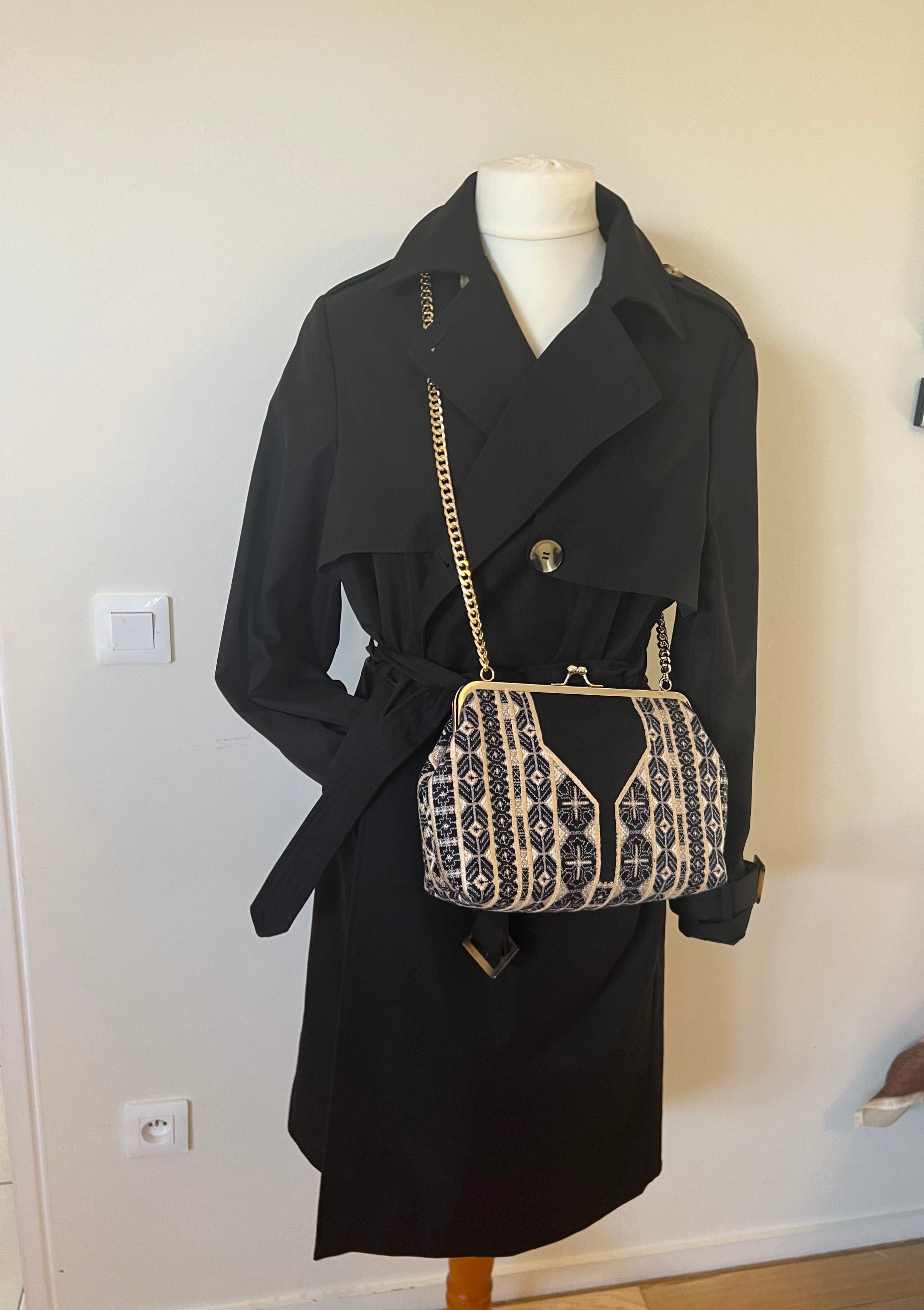 Sac à main artisanal chic trench noir