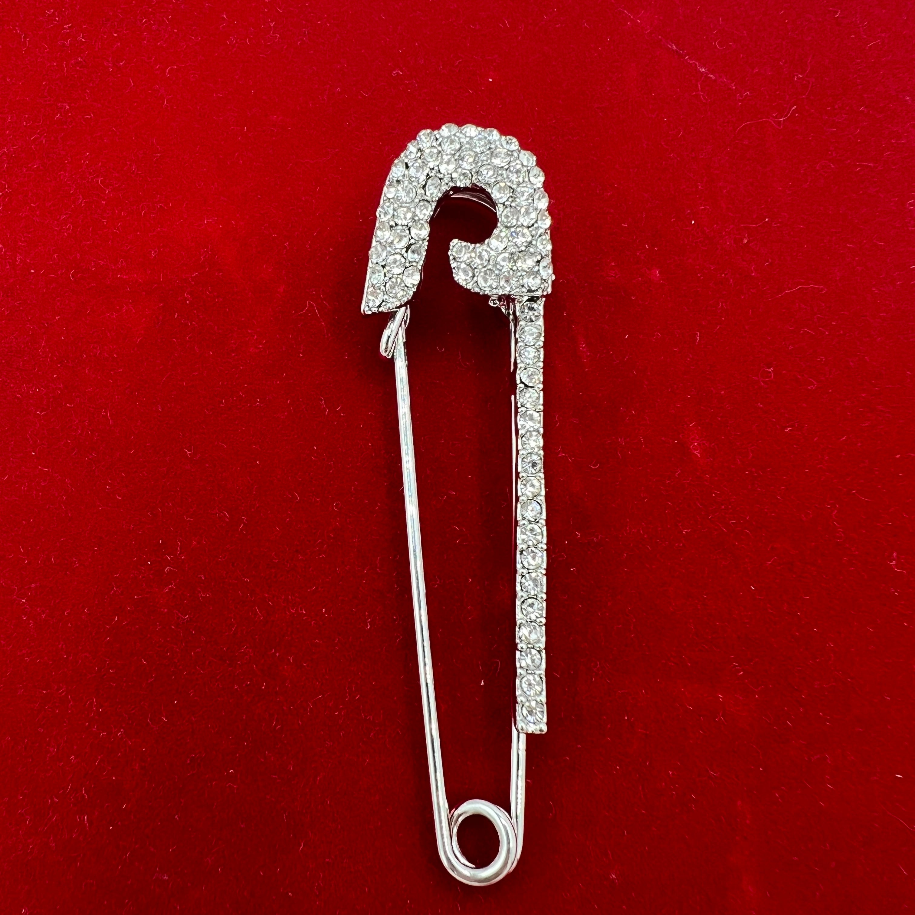 Broche épingle à nourrice argentée strass