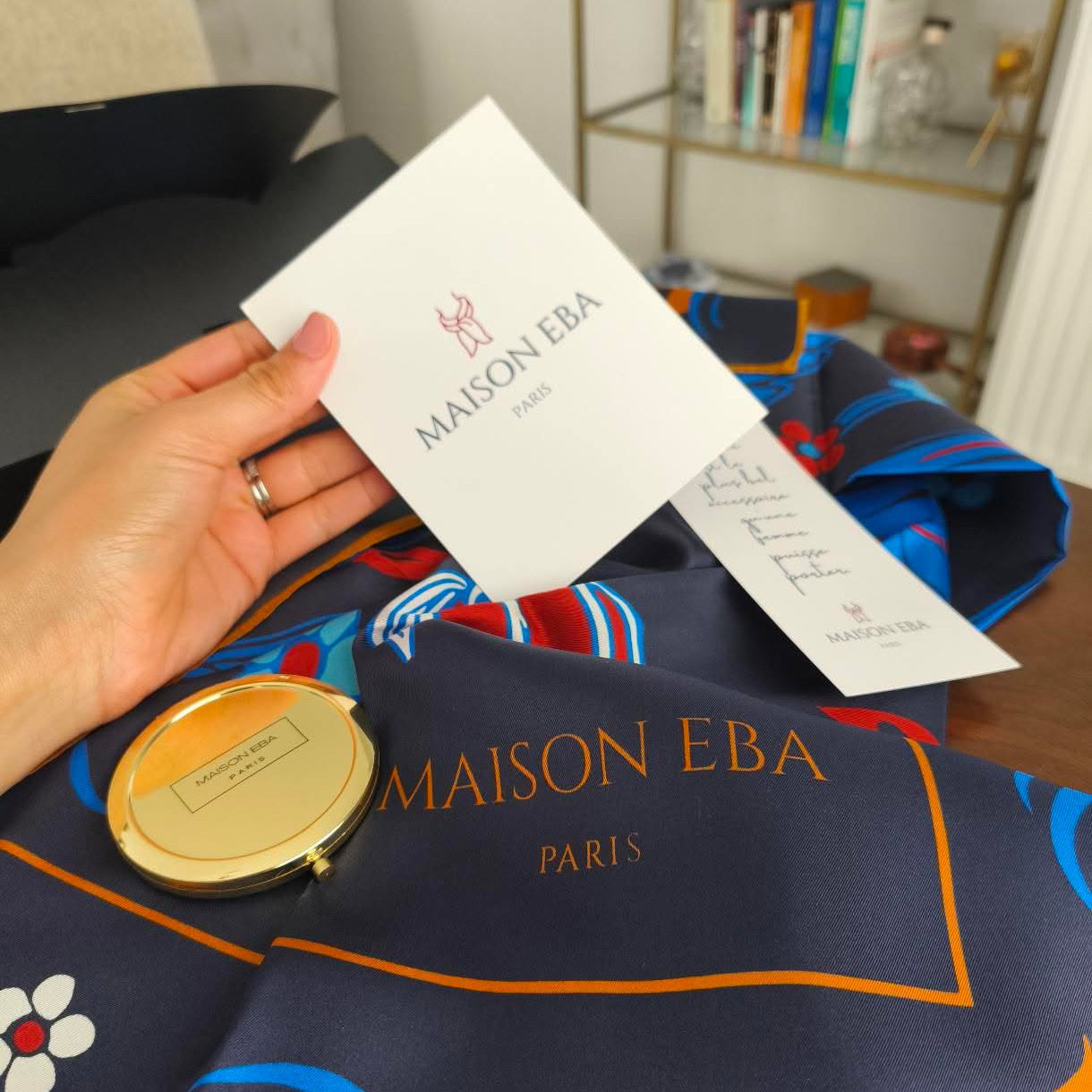maison-eba-paris-unboxing-foulard-soie-colis-envoi-commande-cadeau