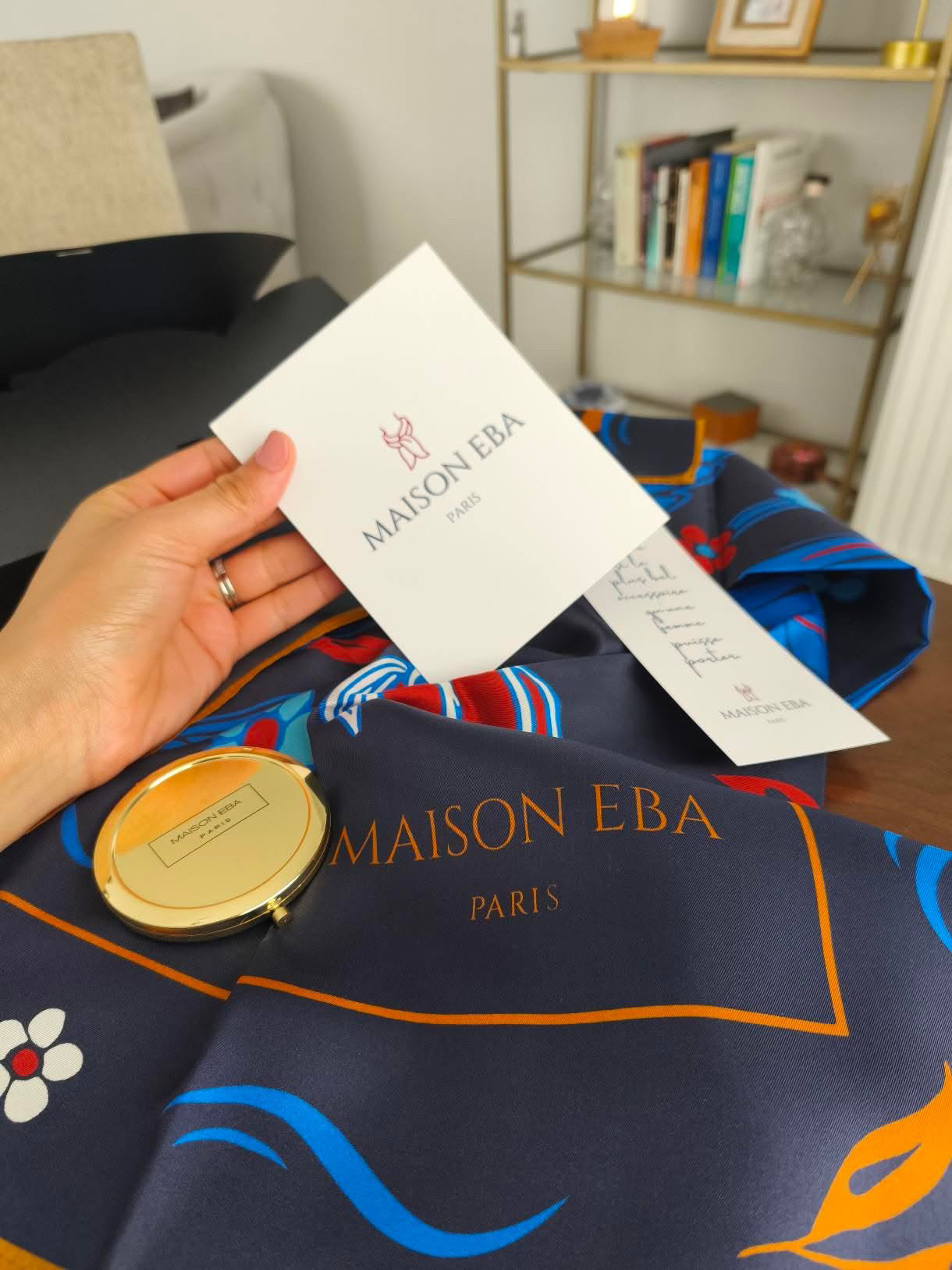 maison-eba-paris-unboxing-foulard-soie-colis-envoi-commande-cadeau