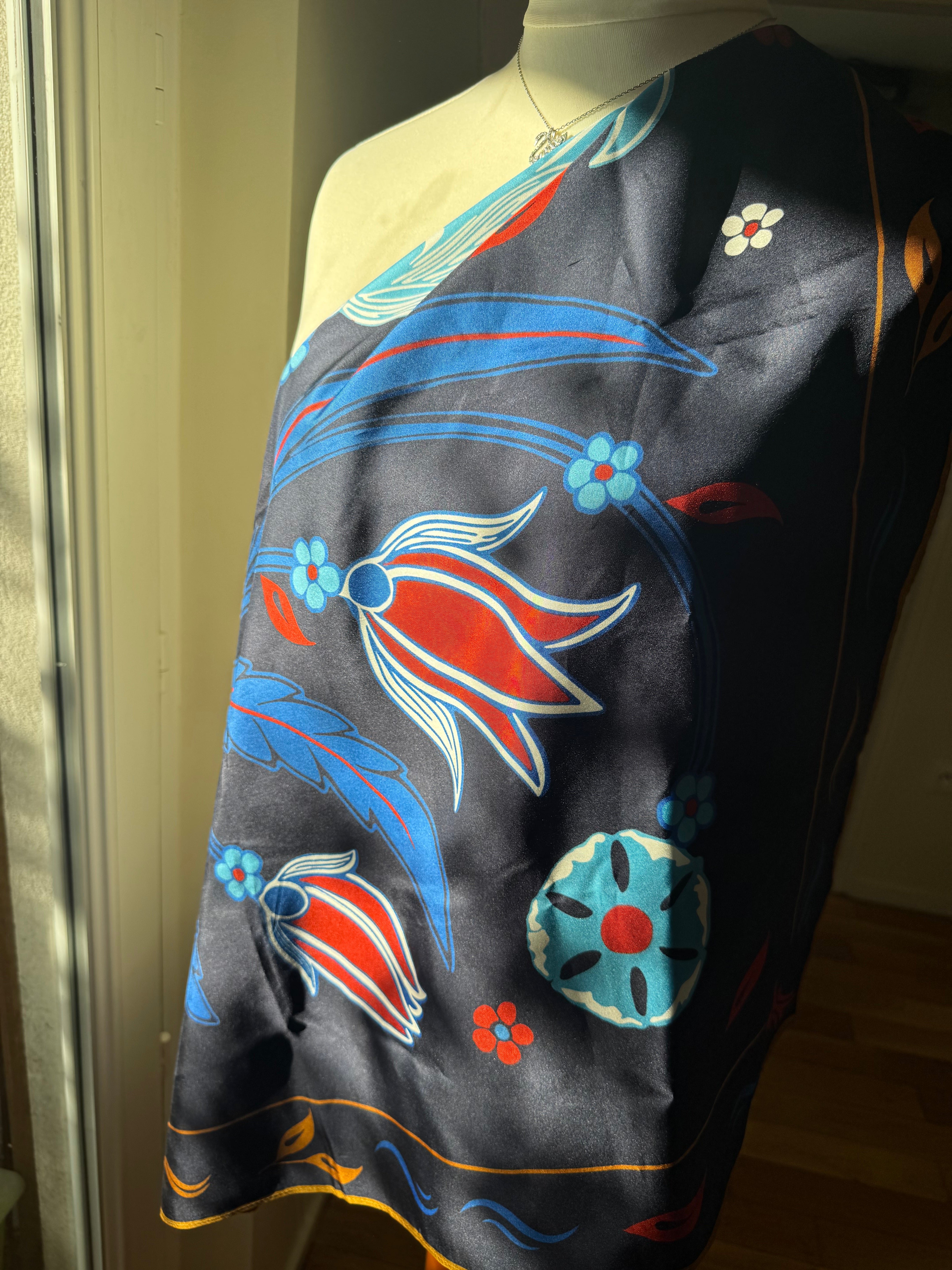 Foulard De Soie Brodée De Style Oriental, Epoque Fin XIXèm Foulard De Soie Brodée De Style Oriental, Epoque Fin XIXèm