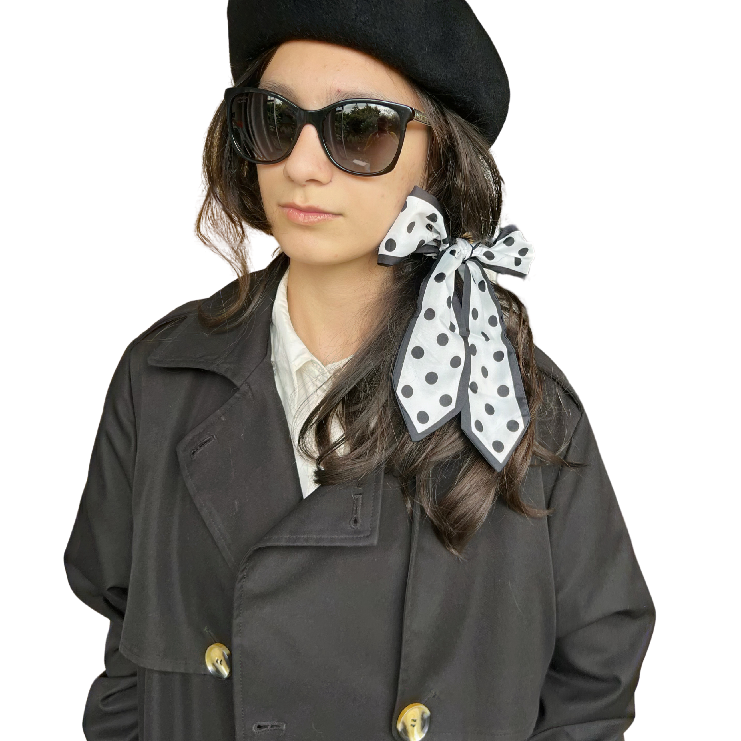 adolescente qui porte béret noir et mini foulard Maison Eba