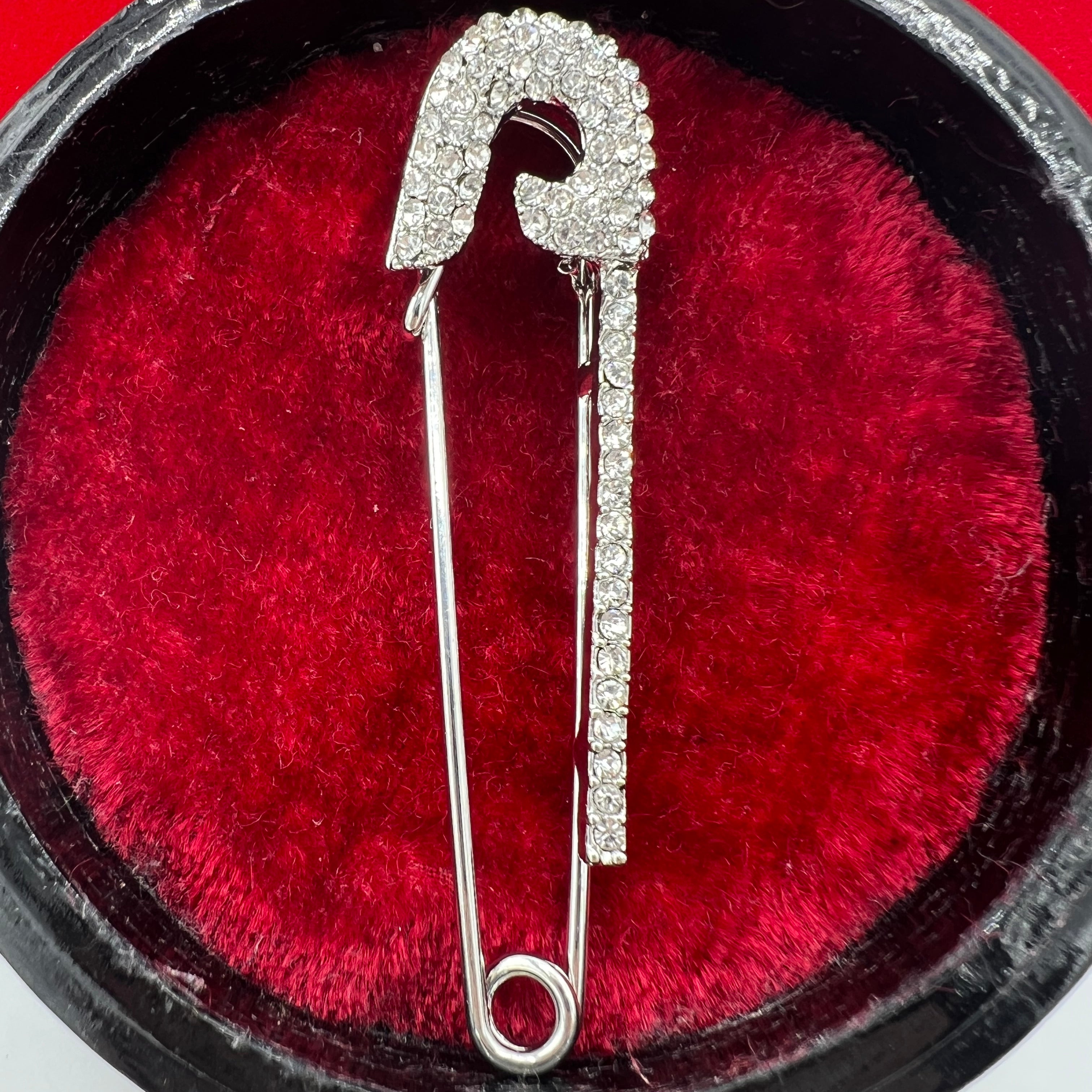 Broche Épingle 🧷 Argentée avec Strass