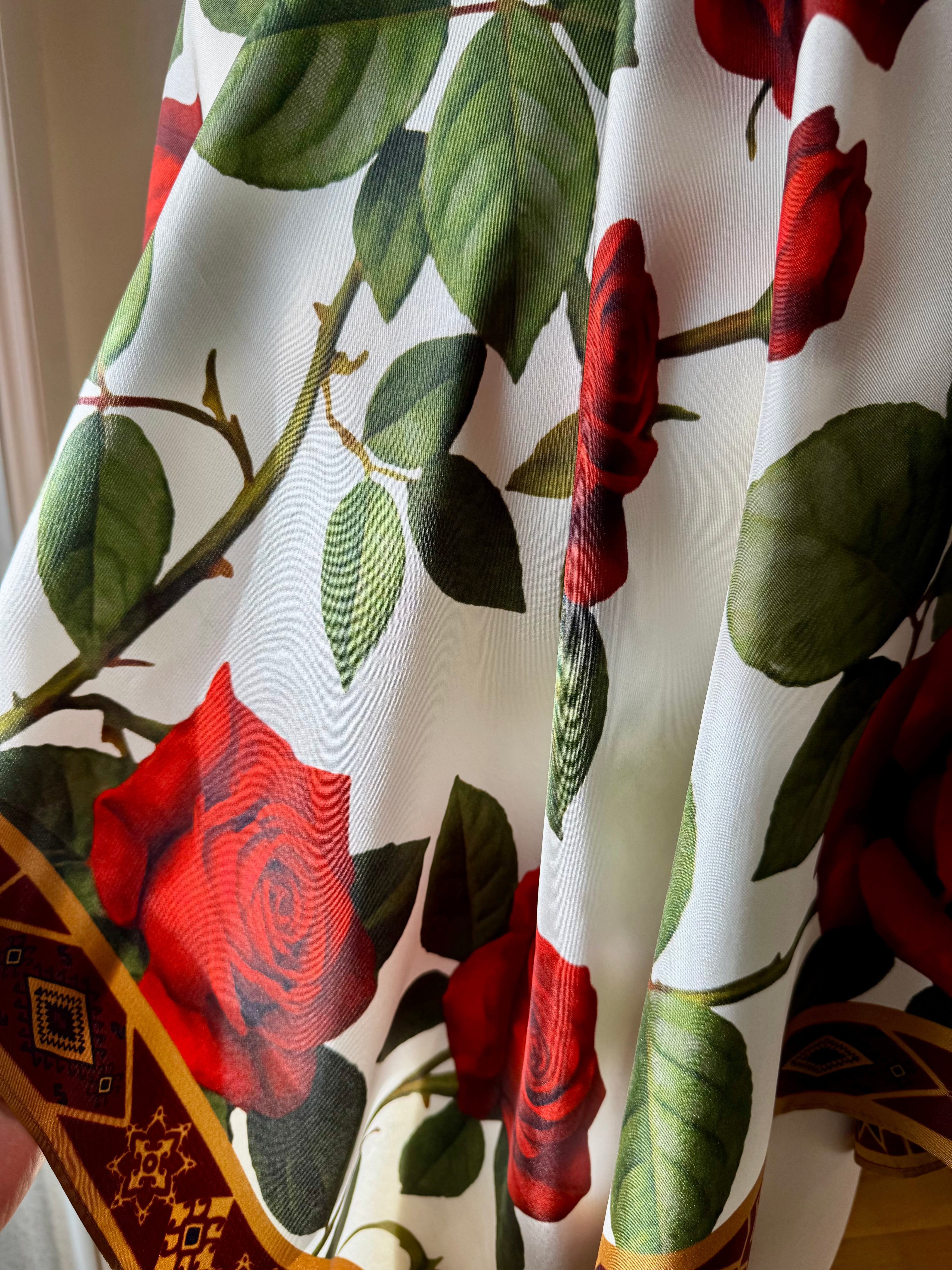 foulard carré soie blanc motifs roses rouges - Maison Eba